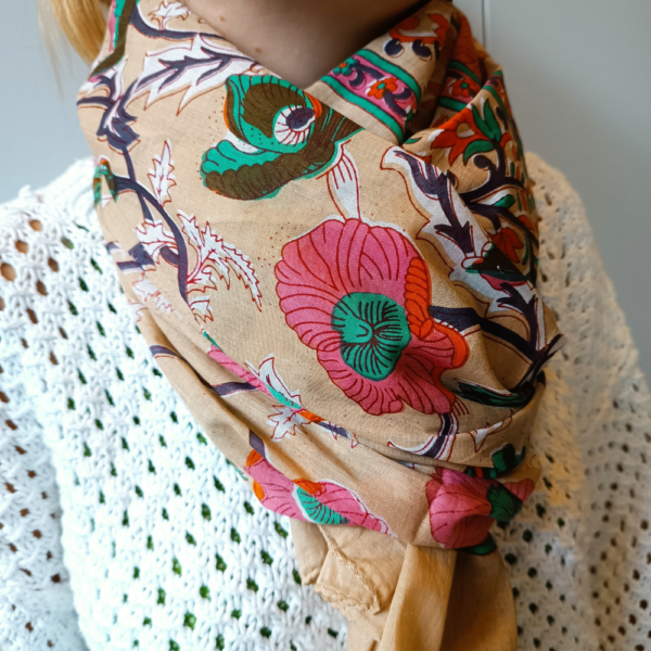 foulard beige à fleurs